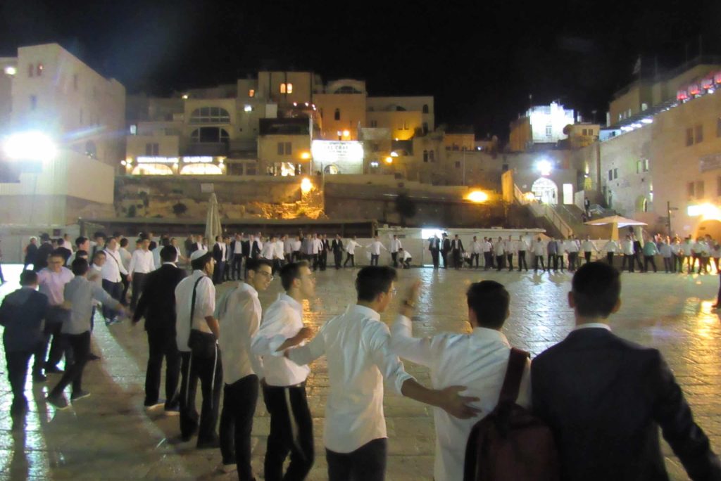 ישיבת נהורא לאחר סליחות בכותל